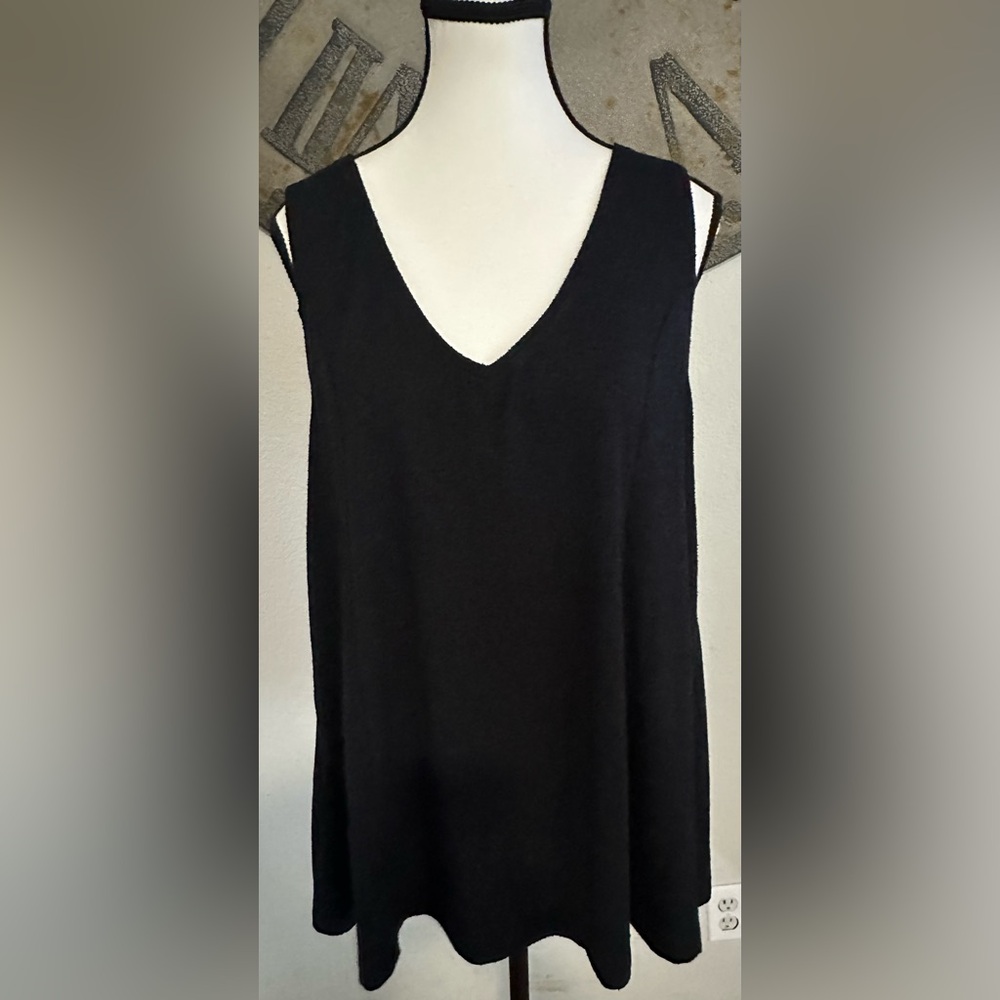 Ava & Viv Black V-Neck Tank Top